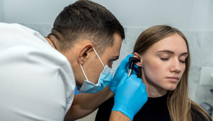 une femme en sceance de laser anti tabac