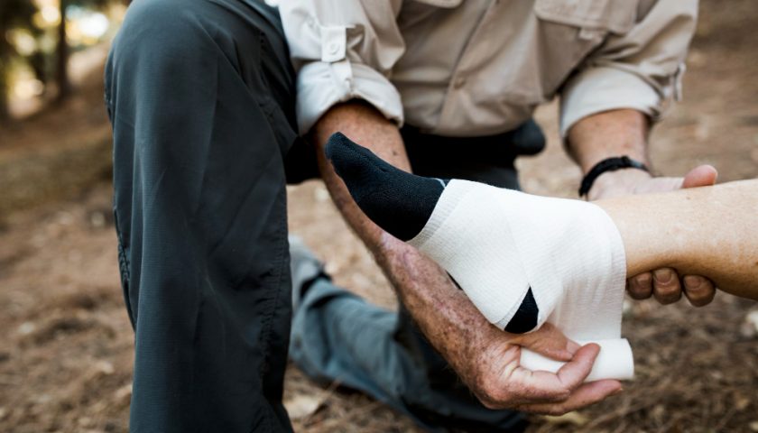 une personne faisant un bandage de cheville