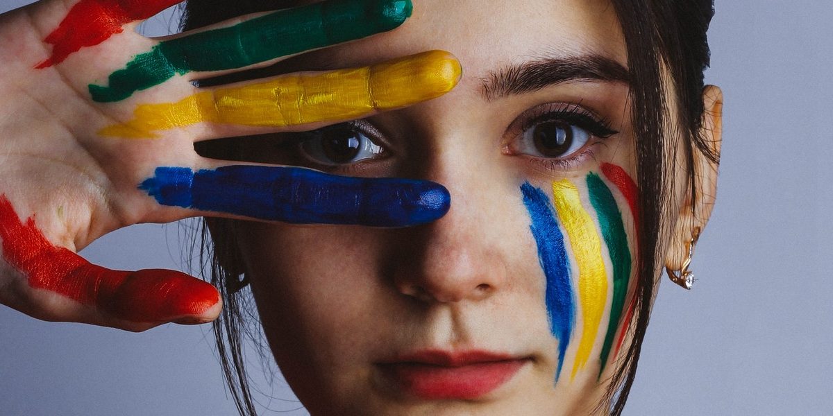 Une femme prête à peindre un portrait