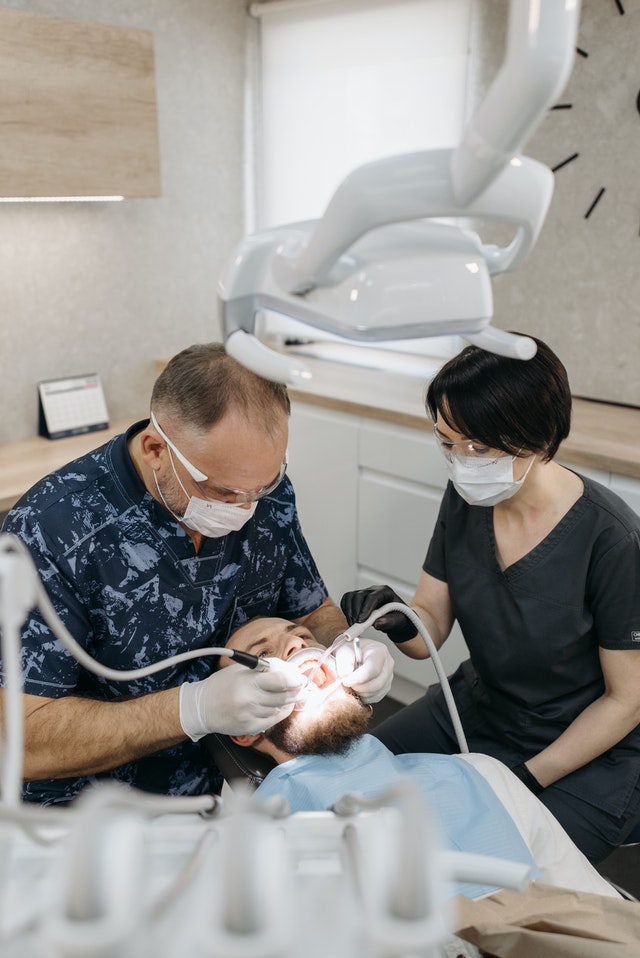 Un dentiste et une assistante médicale