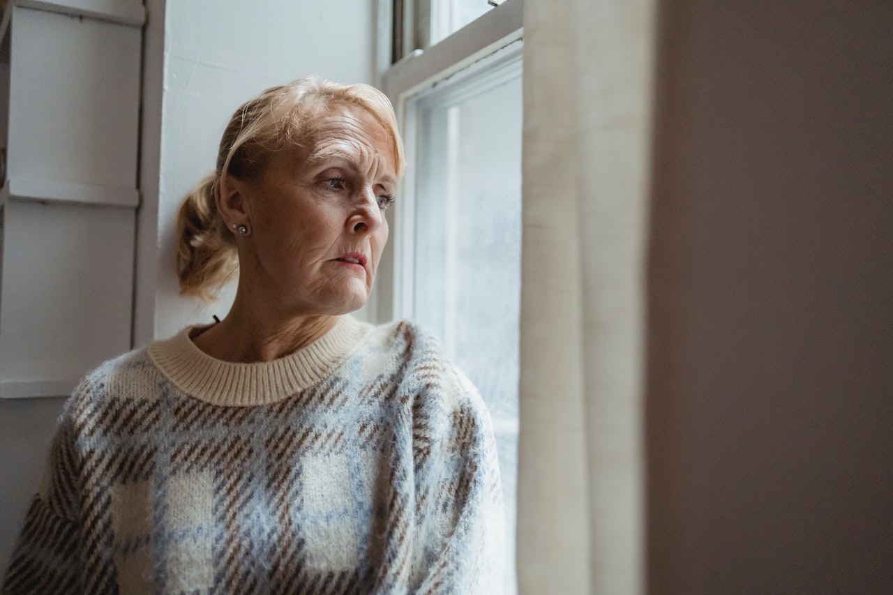 Une femme âgée déprimée