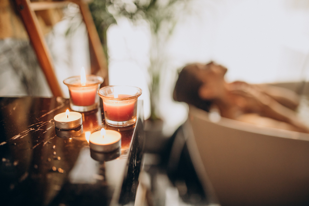 Femme dans un bain relaxant spa