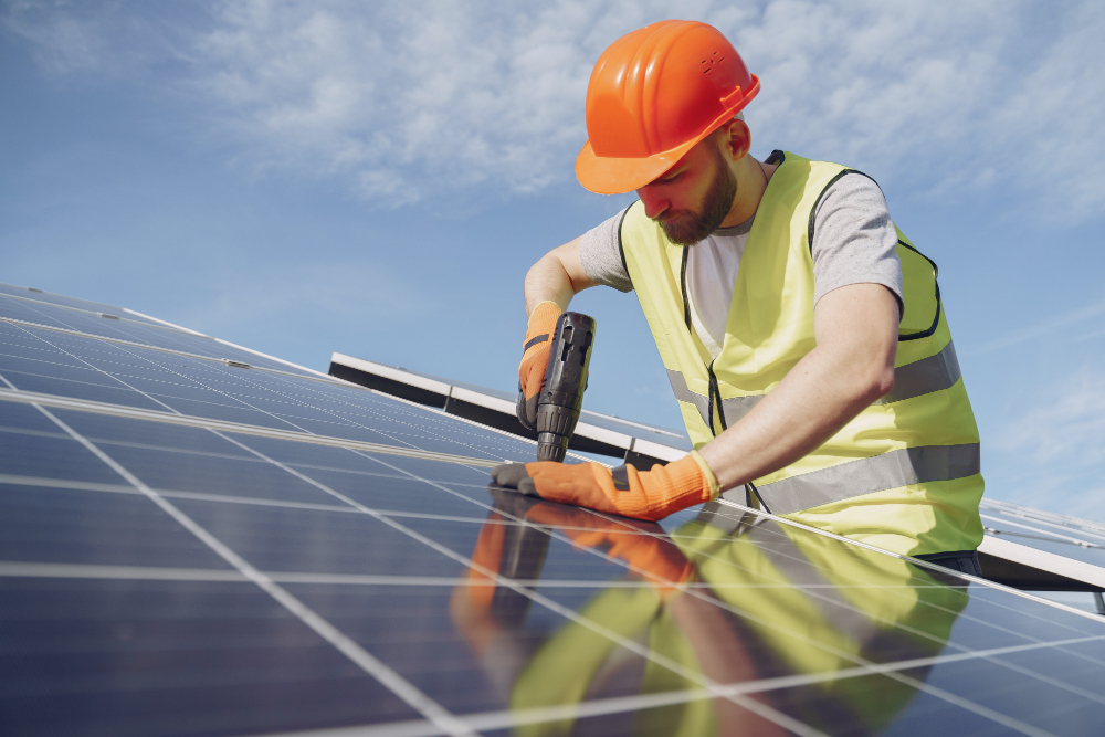 homme installant un panneau solaire