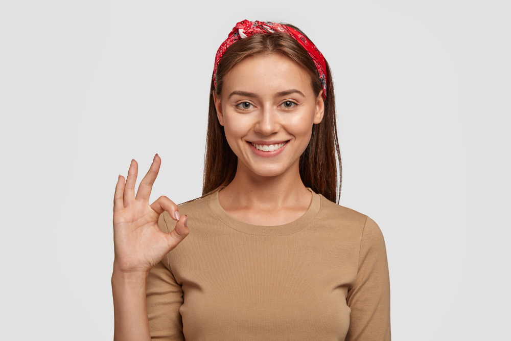 femme qui fait une validation avec la main
