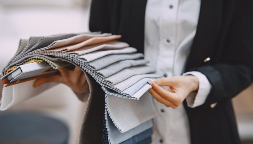 femme qui a différents textiles dans ses mains