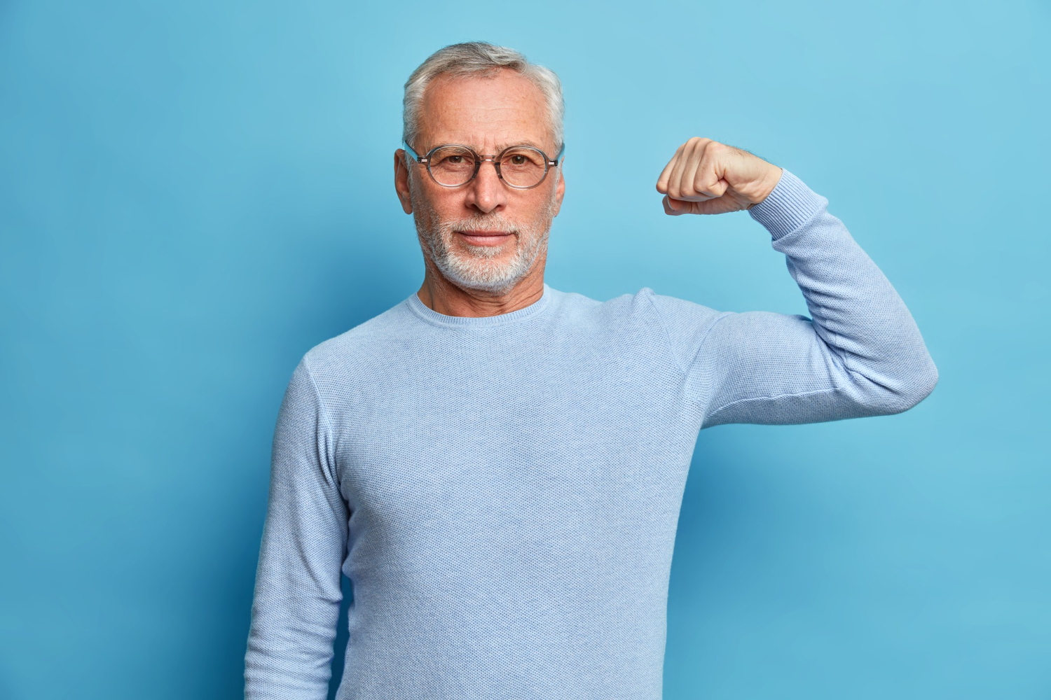 homme qui montre ses muscles