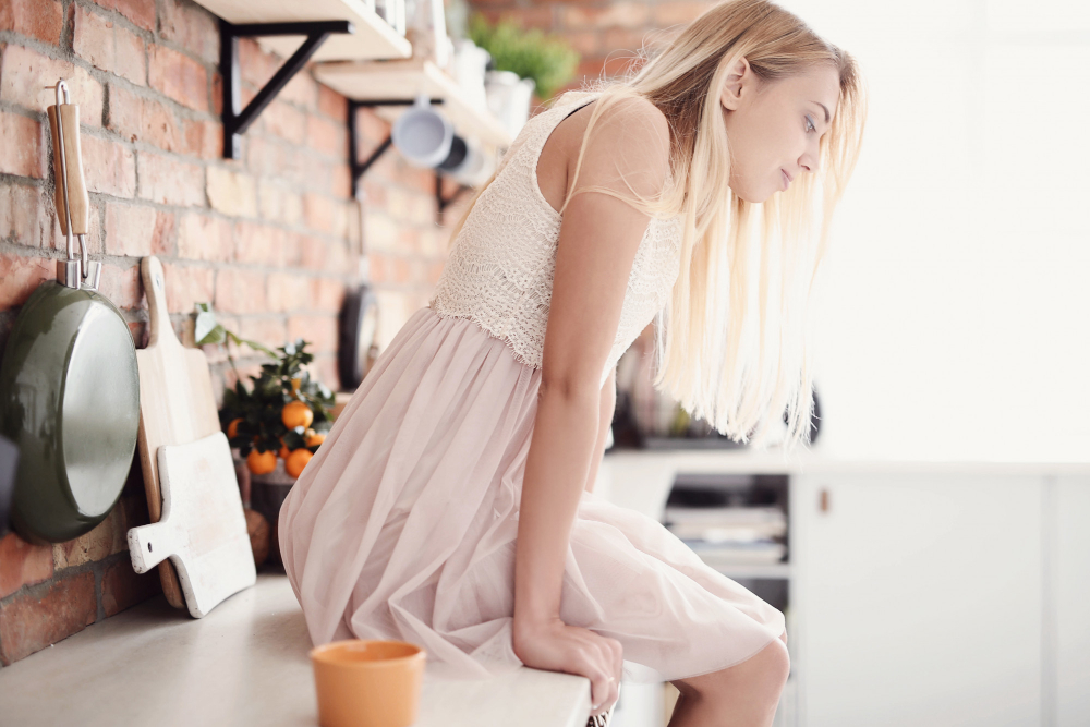 femme en robe blanche dans la cuisine