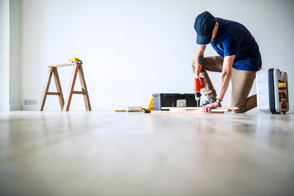 un homme réalisant des travaux de rénovation