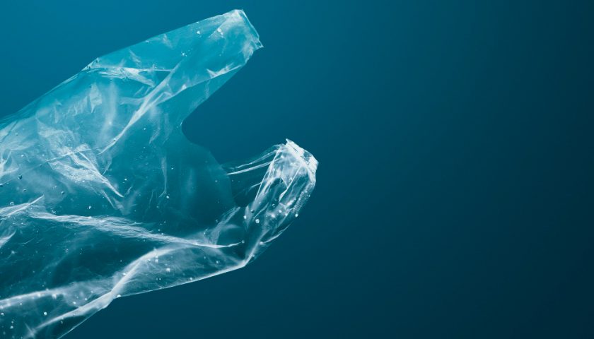 un sac plastique dans la mer