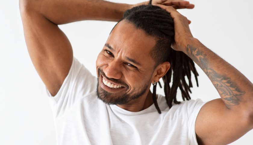 un homme touchant ses cheveux