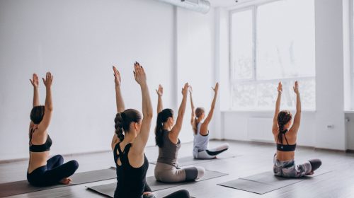 des femmes suivant un cours de Yoga