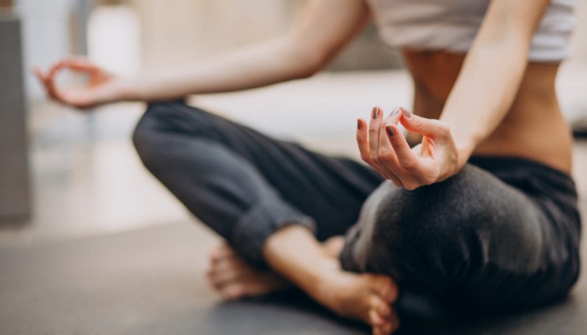 une femme en position Yoga