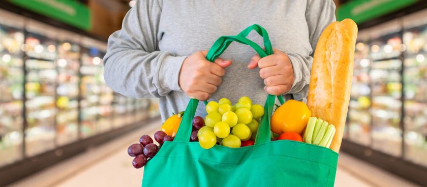 une femme faisant ses courses en magasin bio