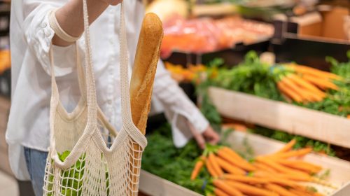 une femme faisant ses courses dans un magasin bio
