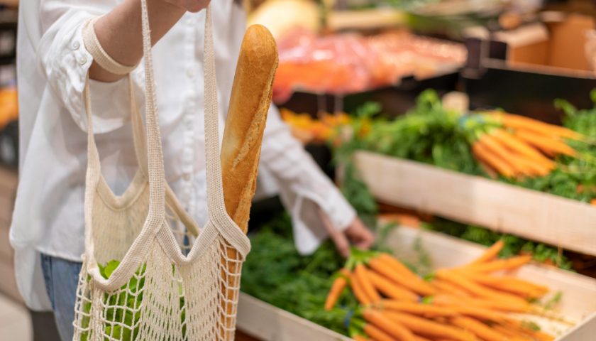 une femme faisant ses courses dans un magasin bio