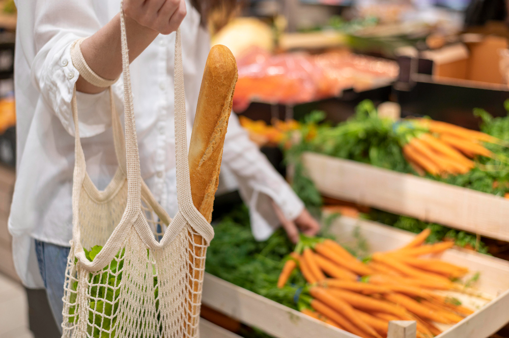 une femme faisant ses courses dans un magasin bio