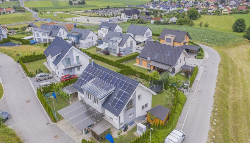 vue aérienne de maisons individuelles équipées de panneaux solaires