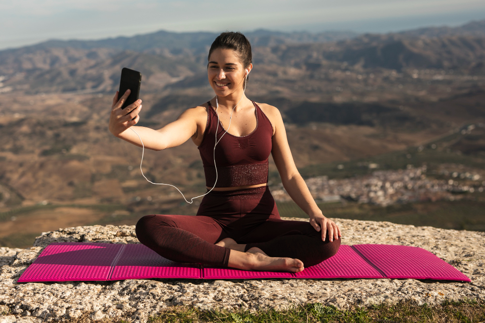 une femme faisant du yoga