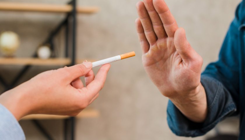 Personne refusant une cigarette