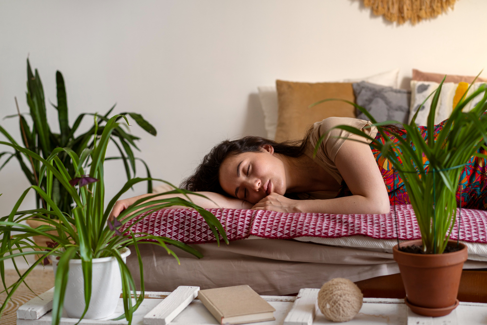 femme qui dort sur un canapé