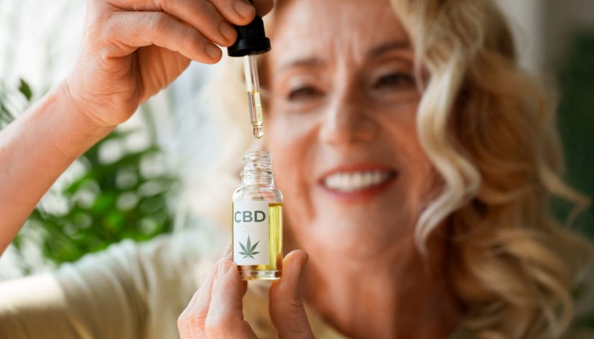 femme utilisant de l'huile de CBD