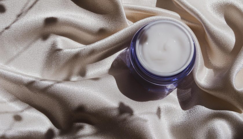 pot de crème sur des draps