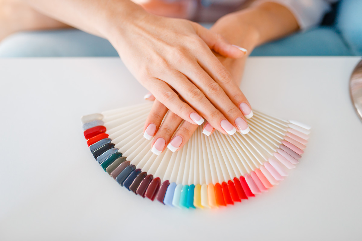 une femme montrant ses ongles vernis