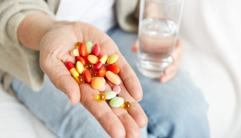 des compléments alimentaires dans la main d'une femme