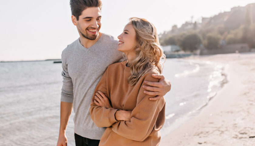 un couple se balladant sur la plage